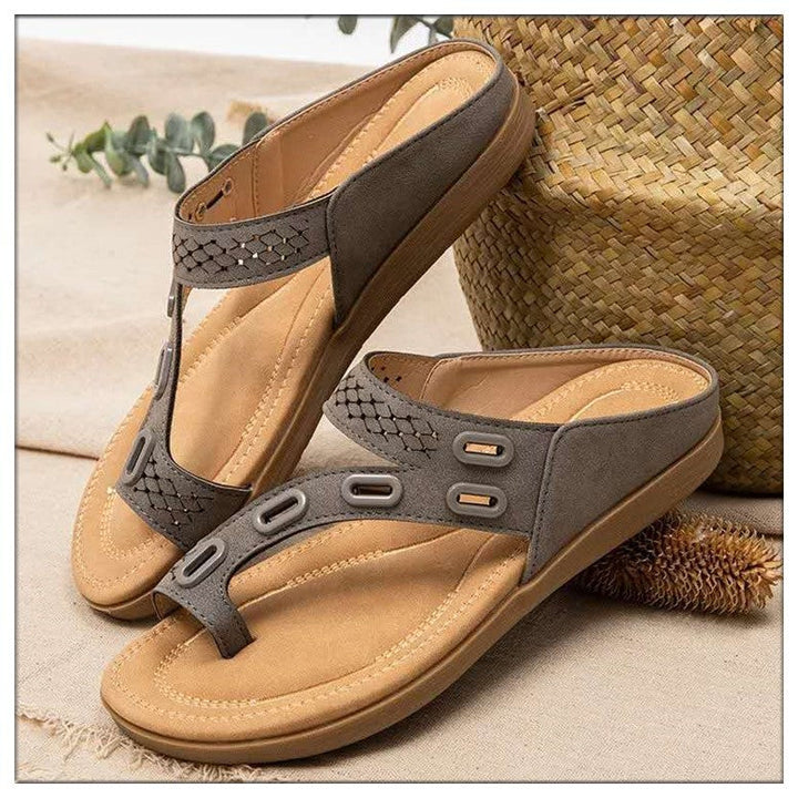 Slippers With Flat Bottomed Flip Flops And Hollow Buckle Pattern
