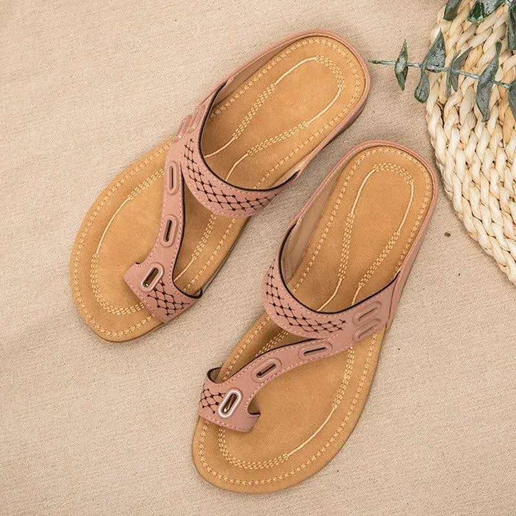Slippers With Flat Bottomed Flip Flops And Hollow Buckle Pattern