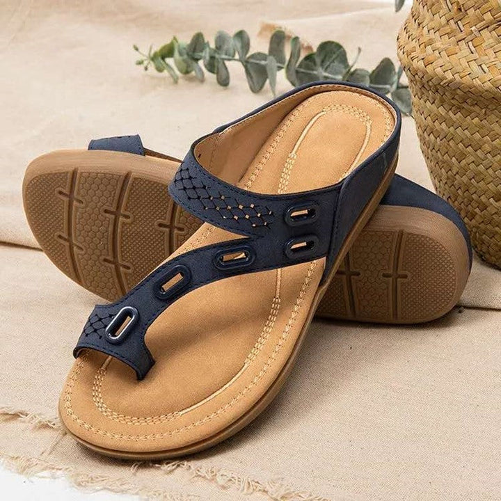 Slippers With Flat Bottomed Flip Flops And Hollow Buckle Pattern